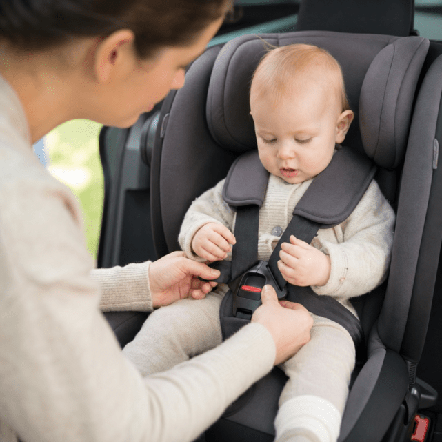 5-Punkt-Gurt im Autokindersitz: Babys ab Sitzalter richtig sichern