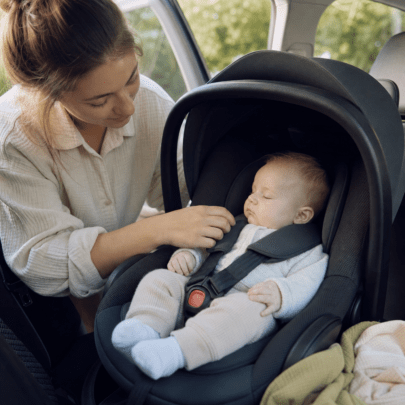 Autokindersitz im ersten Lebensjahr: Belüftung, Kleidung und Pausen passend abstimmen