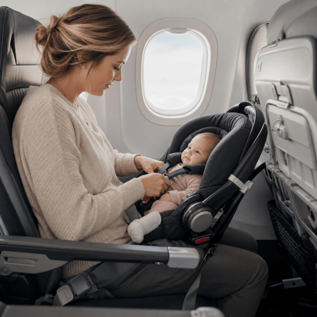 Babyschale im Flugzeug: Zulassung, Sitzplatz und Nutzung an Bord