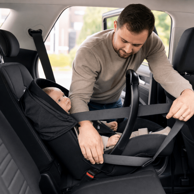 Babyschale mit Fahrzeuggurt befestigen: Gurtführung, Stand und Kontrolle im ersten Lebensjahr