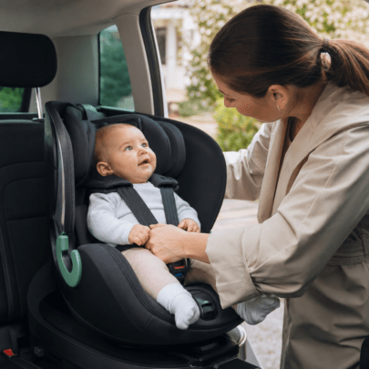 Drehbare Babyschalen im Auto: Nutzen, Grenzen und sichere Handhabung
