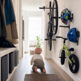 Fahrräder im Familienflur: sichere Aufbewahrung mit Baby im Krabbelalter – Ratgeber zu Fahrräder und Fahrzubehör älterer Geschwister im Haushalt mit krabbelndem Baby sicher verstauen