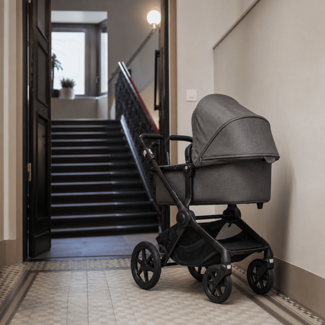 Kinderwagen abstellen im Alltag: sicherer Platz für Flur, Treppenhaus und Hauseingang