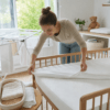 Matratzenbezug und Schlafklima im Babybett: Lüften, Waschen und passende Unterlagen – Ratgeber zu Schlafklima und Matratzenhygiene im ersten Lebensjahr