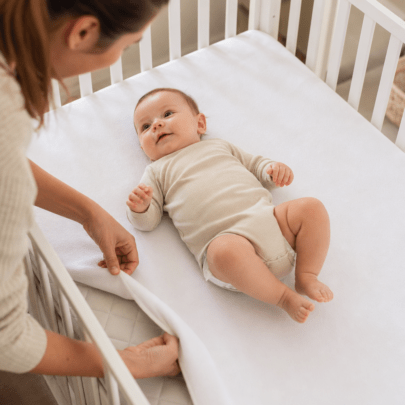 Matratzenschoner im Babybett im ersten Lebensjahr sinnvoll nutzen