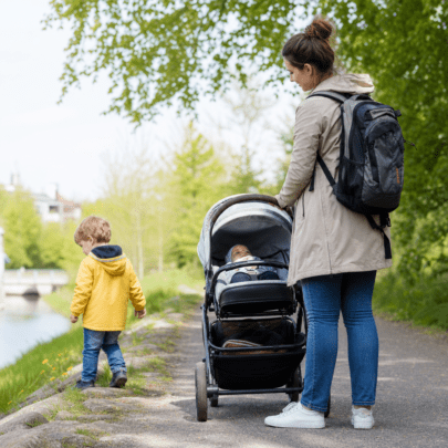 Mit Baby und mobilem Geschwisterkind unterwegs: Wege, Pausen und Aufsicht planen