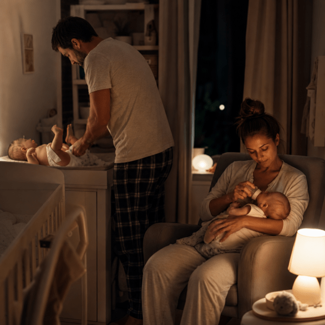 Nächtliche Babypflege im ersten Lebenshalbjahr: Wickeln, Füttern und Beruhigen