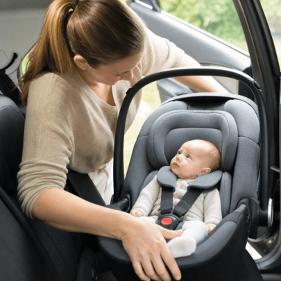 Neugeboreneneinsatz in der Babyschale: Passform, Halt und Herausnehmen