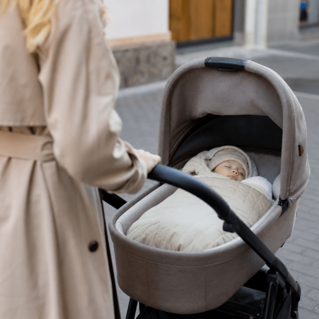 Schlafen in der Kinderwagenwanne unterwegs: kurze Ruhepausen im ersten Lebenshalbjahr