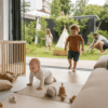 Sichere Bewegungsbereiche für Babys und ältere Geschwister im Familienalltag – Ratgeber zu Bewegungszonen für krabbelnde Babys und ältere Geschwister in Wohnung und Garten