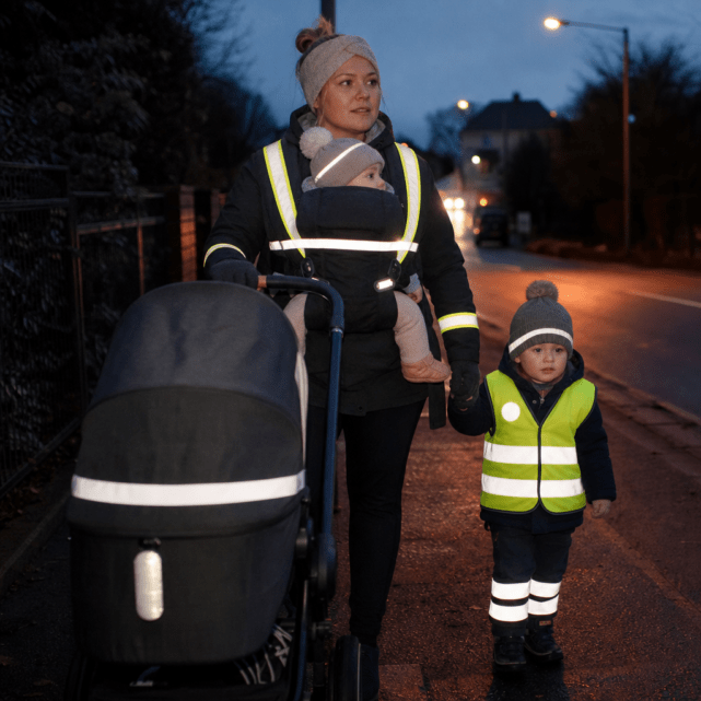 Sichtbar unterwegs mit Baby: Kinderwagen, Trage und Geschwisterkind in Dämmerung und Dunkelheit
