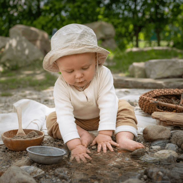 Sinneserfahrungen im Freien: altersgerechtes Spielen mit Baby