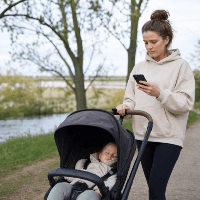 Smartphone beim Spaziergang mit Baby: Erreichbarkeit, Navigation und Aufmerksamkeit
