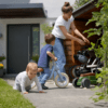 Tretfahrzeuge älterer Kinder: Fahrbereiche und Abstellplätze mit Baby planen – Ratgeber zu Tretfahrzeuge älterer Geschwister im Alltag mit krabbelndem Baby