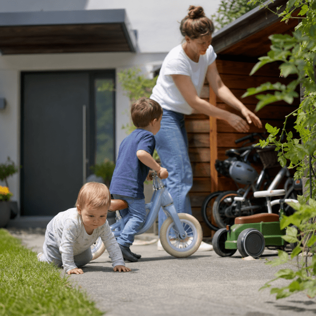 Tretfahrzeuge älterer Kinder: Fahrbereiche und Abstellplätze mit Baby planen