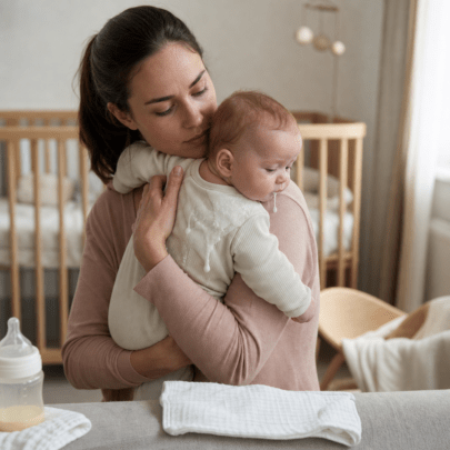 Wenn Babys viel spucken: Reflux im ersten Lebenshalbjahr einordnen